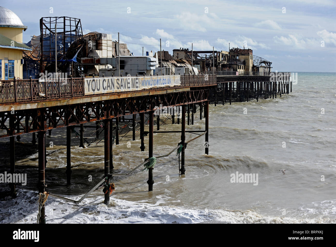 Hastings Pier il giorno dopo un incendio doloso ha lasciato quasi completamente distrutta Foto Stock