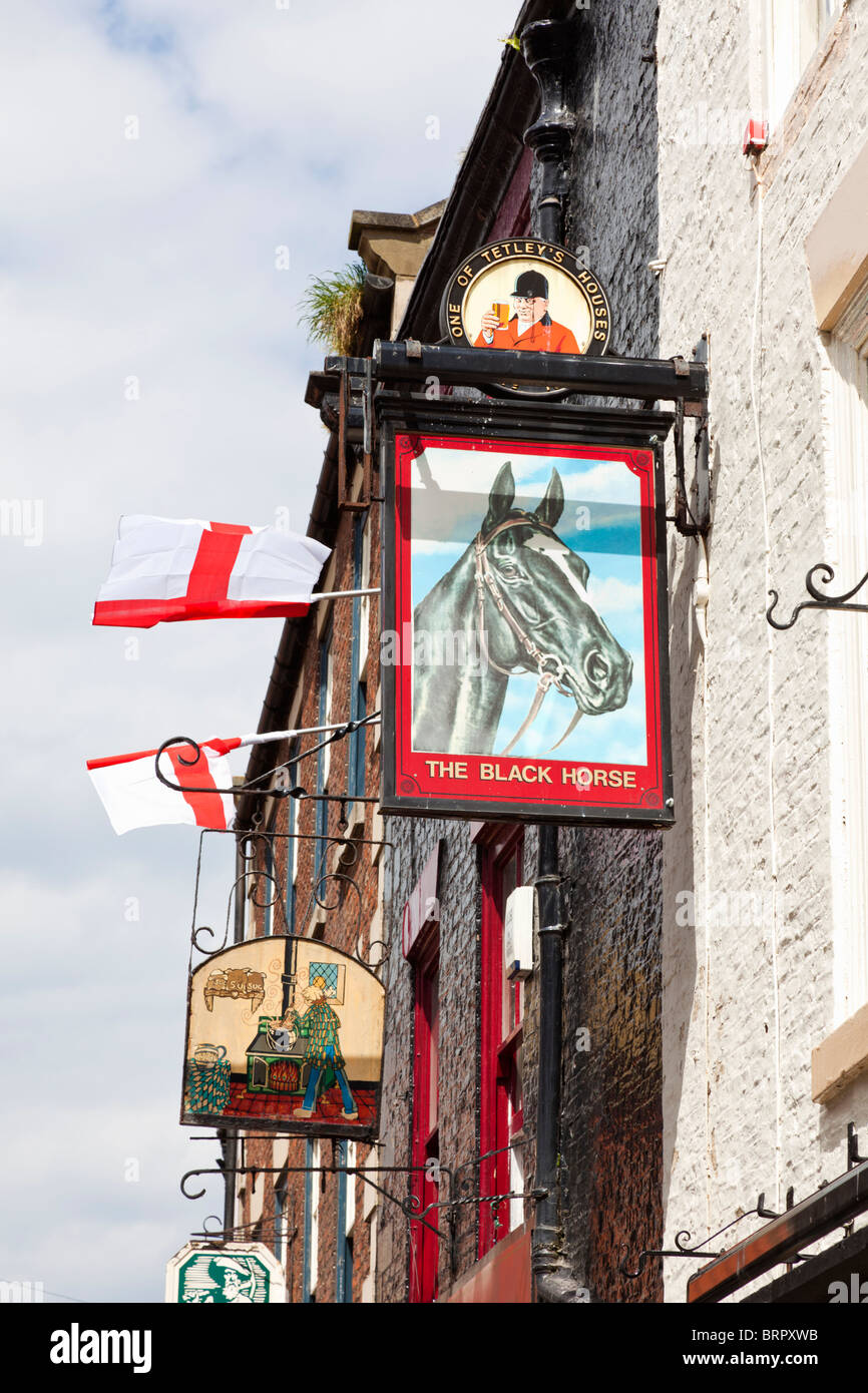Cartello da pub - The Black Horse - pub inglese tradizionale a Whitby, North Yorkshire Inghilterra Regno Unito Foto Stock