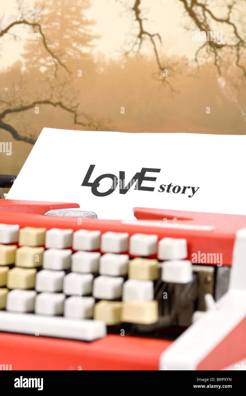 Nastri inchiostratori per macchine da scrivere stampato su un foglio bianco "storia d'amore" Foto Stock