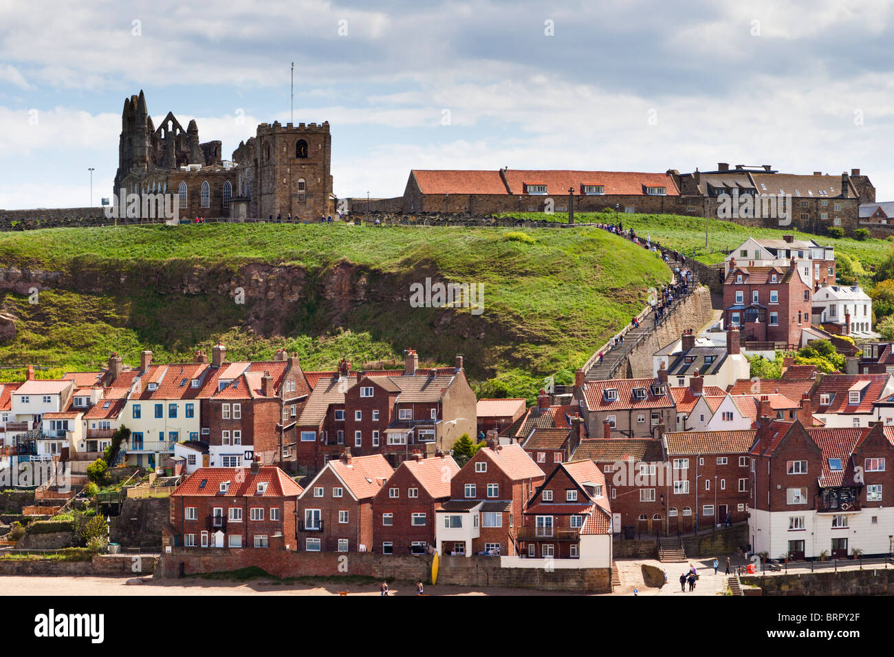 Whitby Abbey e chiesa di Santa Maria sopra la città, la spiaggia e il porto di Whitby ingresso North Yorkshire England Regno Unito Foto Stock