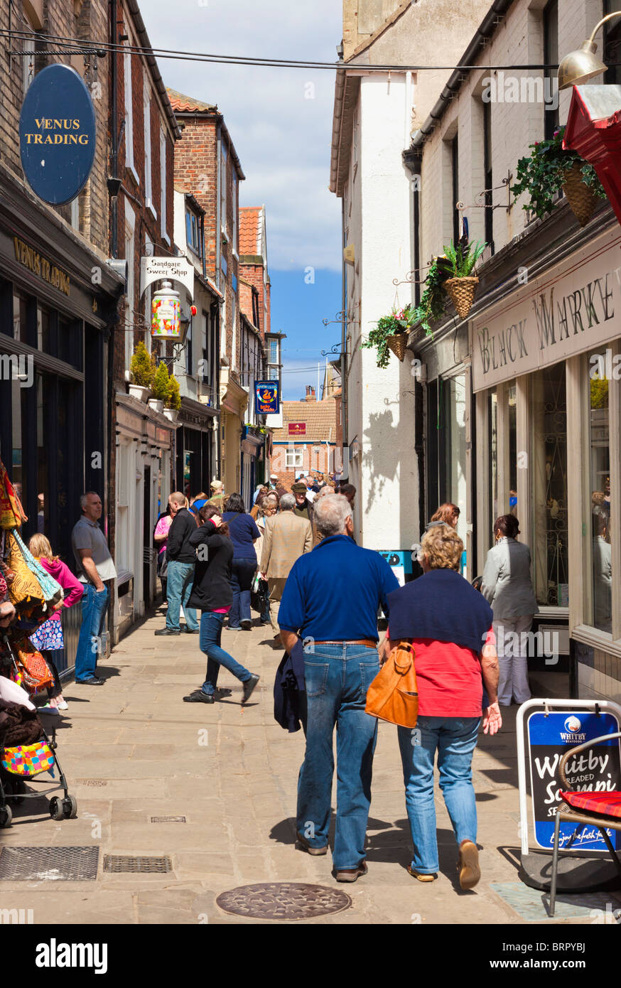 Gli amanti dello shopping nelle vecchie strade della città inglese di Whitby, North Yorkshire, Inghilterra, Regno Unito Foto Stock