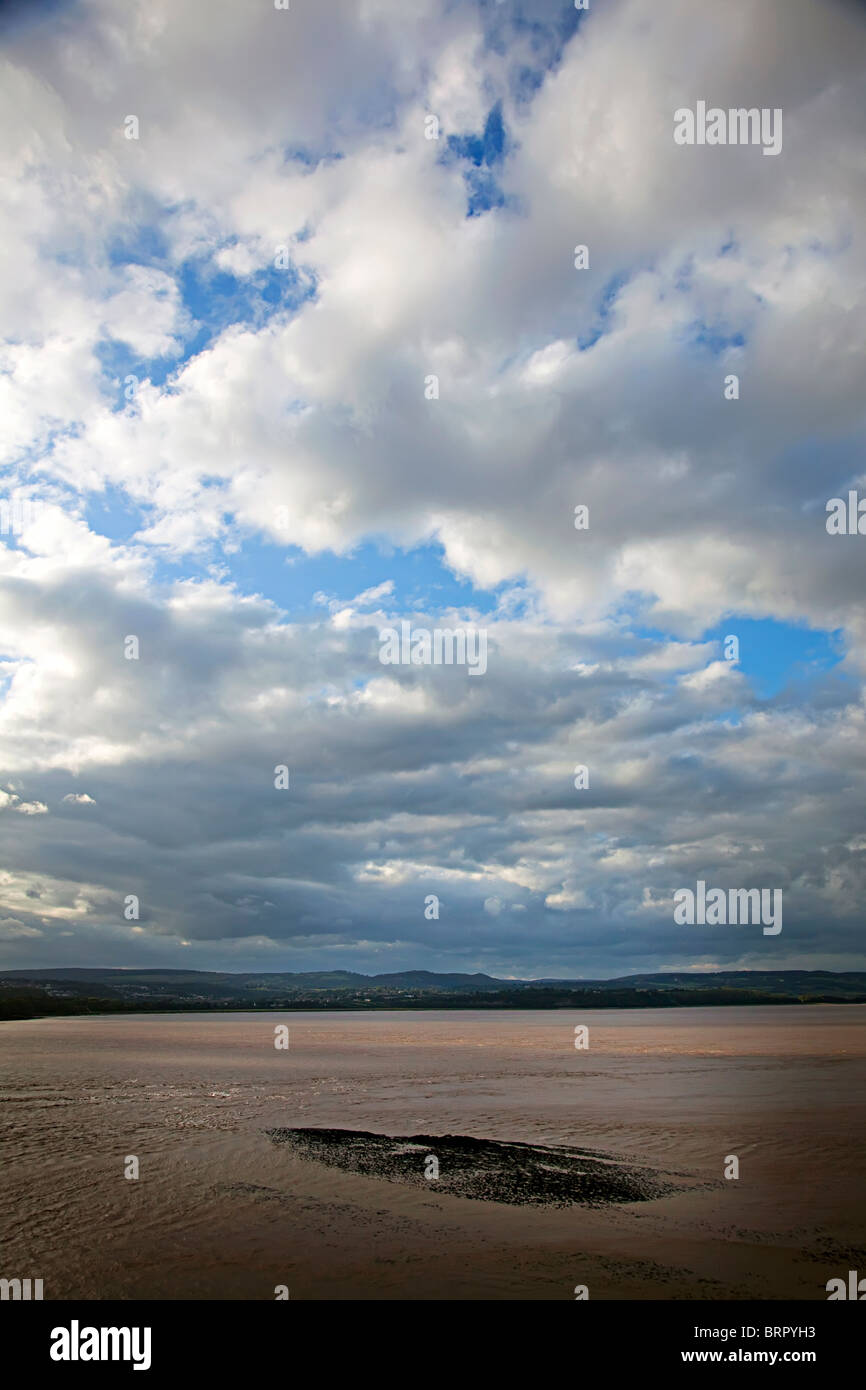 Sandback e rocce essendo coperto dalla marea Severn Estuary guardando dall'Inghilterra al Galles in Aust REGNO UNITO Foto Stock