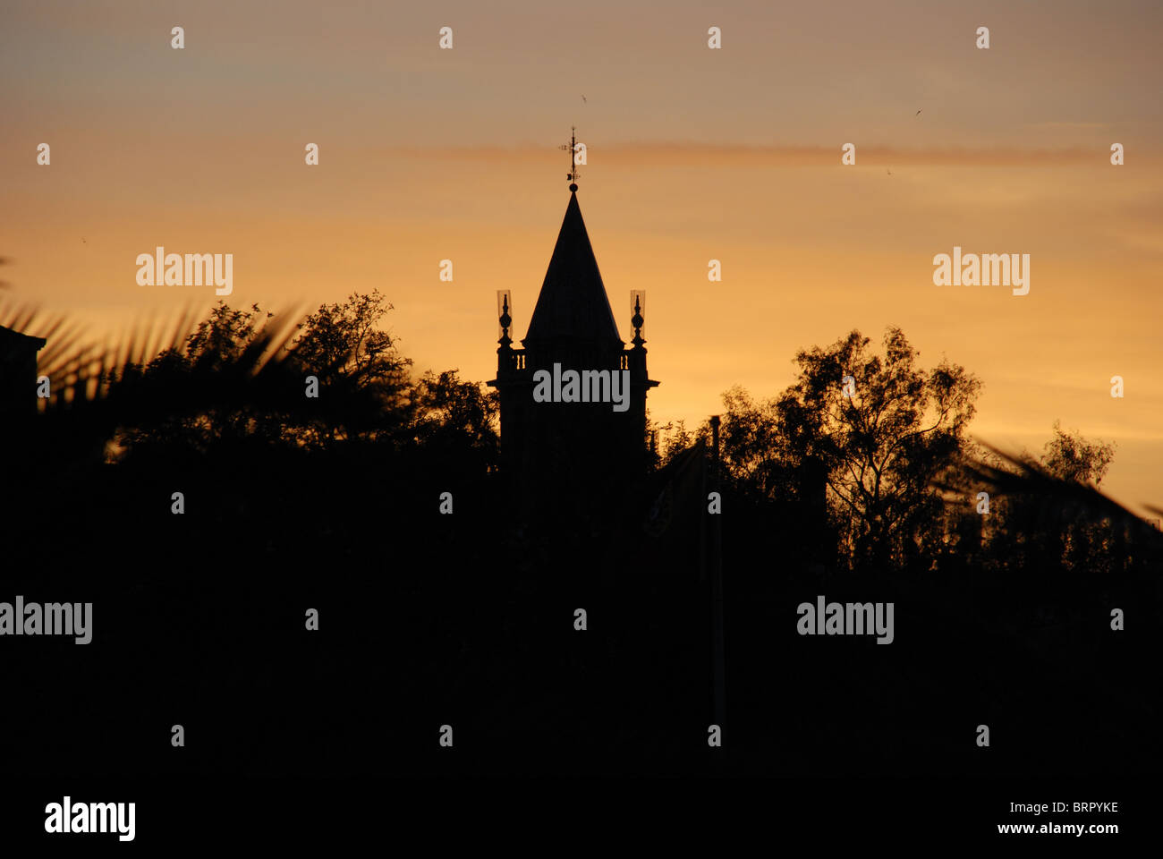 La chiesa (Iglesia de Santa Ana) nel quartiere di Triana al tramonto, Siviglia, provincia di Siviglia, in Andalusia, Spagna, Europa occidentale. Foto Stock