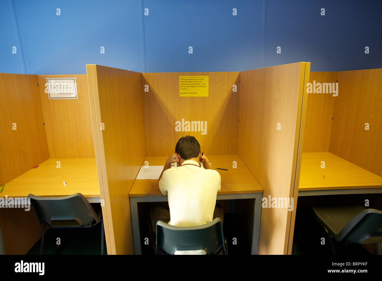 Gli alunni adolescenti prendendo lezioni in una unità separata per gli alunni che sistematicamente interrompere e disturbare le lezioni., Kent , U.K. Foto Stock