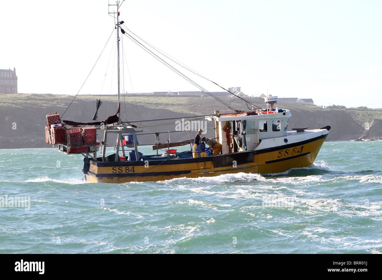 Una barca da pesca al lavoro Foto Stock