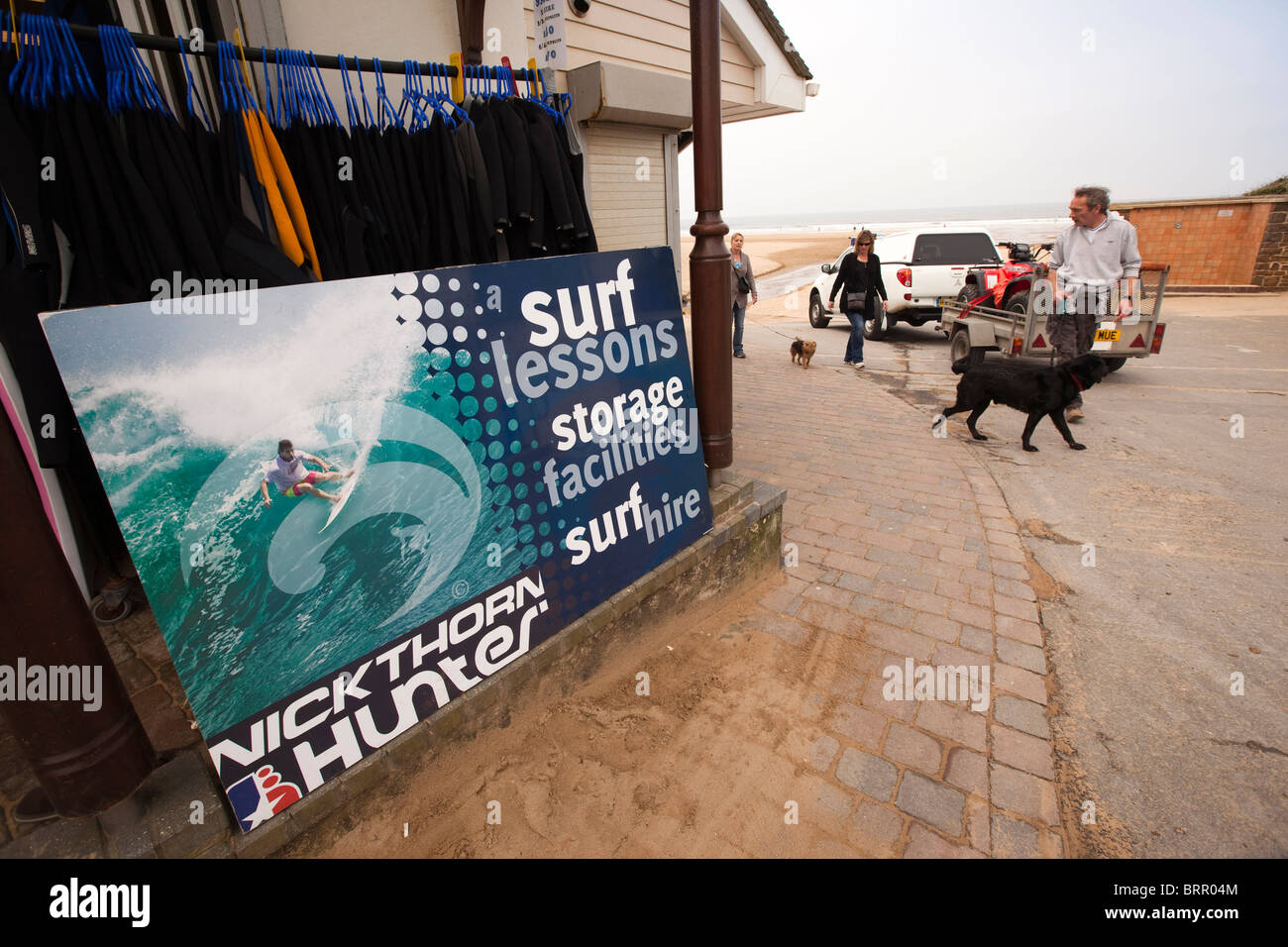Regno Unito, Inghilterra, Devon, Woolacombe, economia turistica, il lungomare di surf shop dei materiali di consumo e la scuola Foto Stock