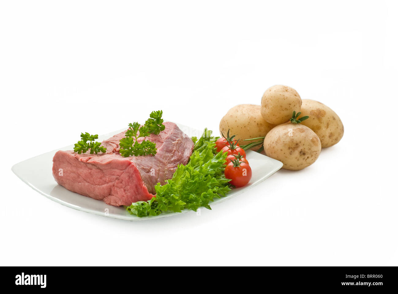 Carni bovine fresche unirsi con patate insalata di pomodoro e le erbe aromatiche Foto Stock