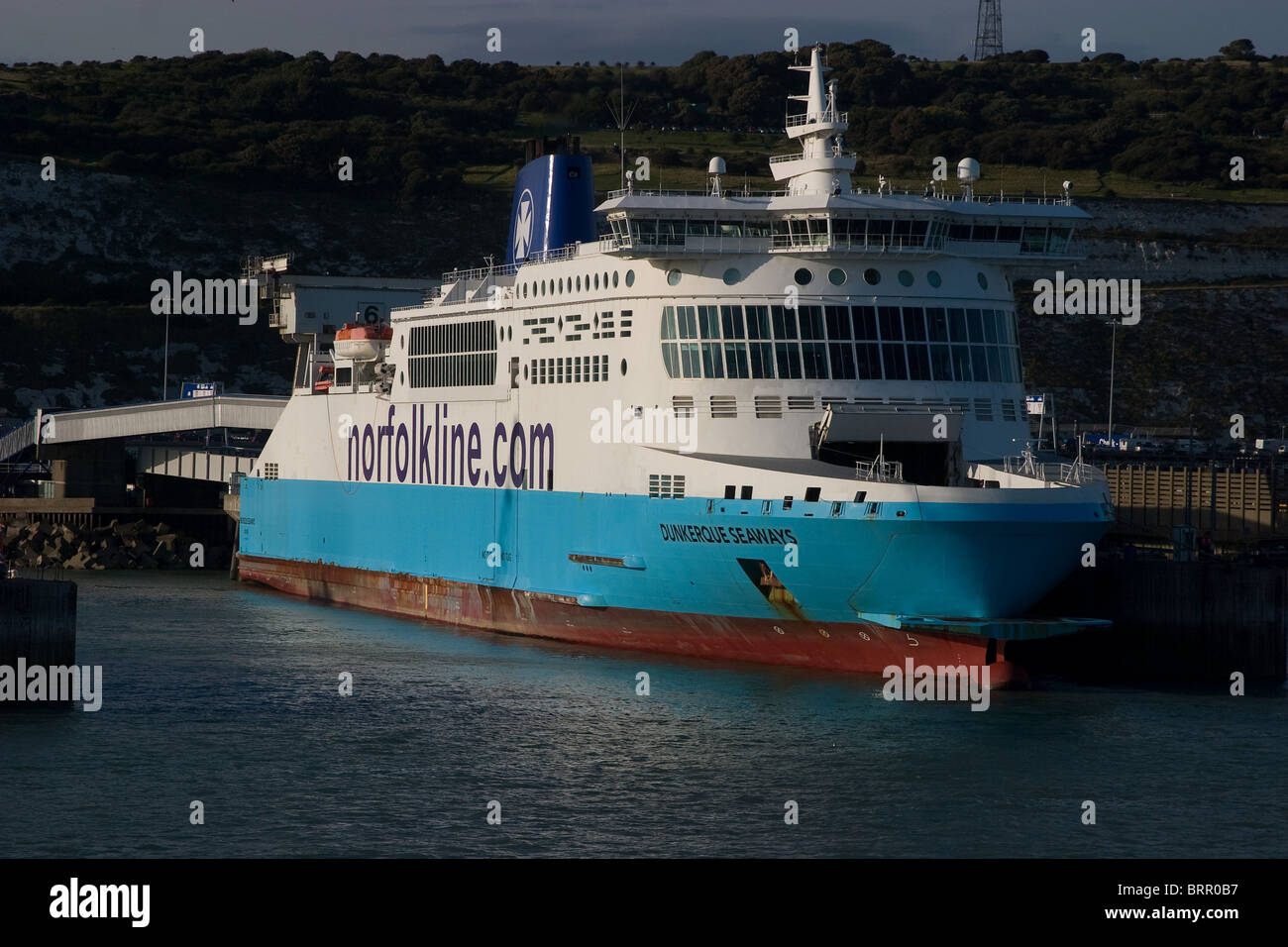 Roll on roll off ormeggiato traghetto Dover Porto Mare Foto Stock
