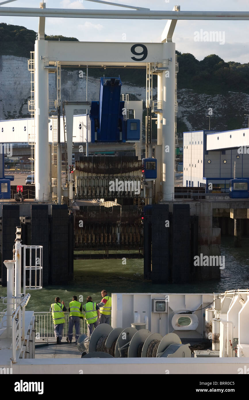 Punto di imbarco dover Docks Ferry porta rampa coperta Foto Stock