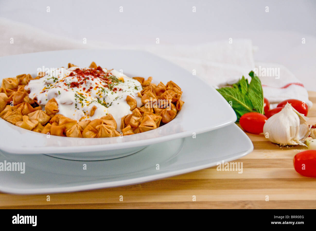 Cibo turco manti riempito con la miscela di carne speziata Foto Stock