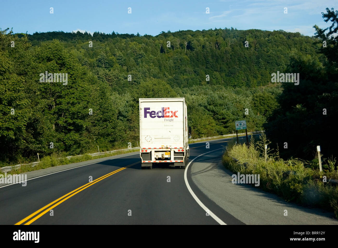 Fed Ex marcia carrello giù autostrada rurale, New Hampshire, New England, STATI UNITI D'AMERICA Foto Stock
