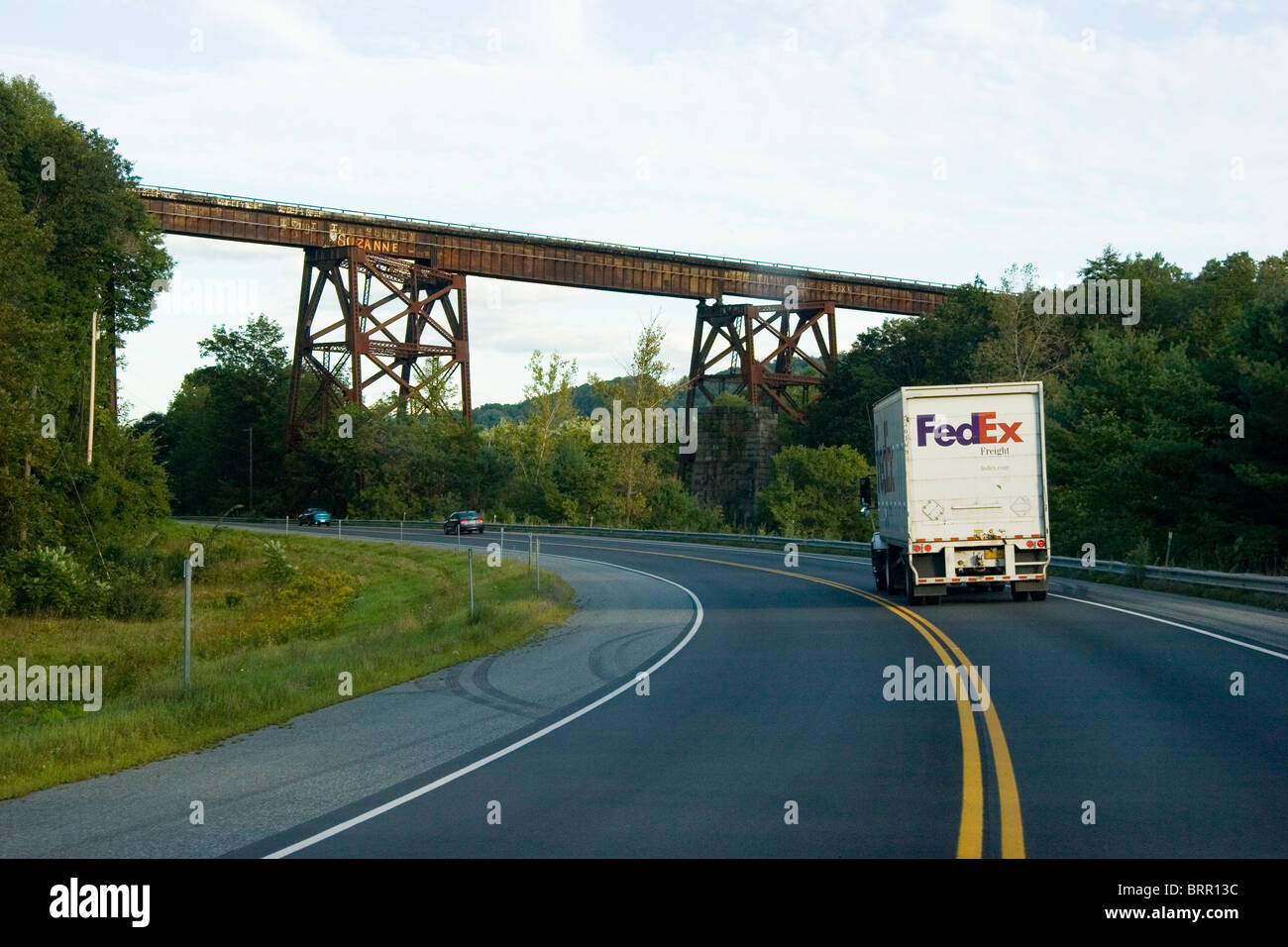 Fed Ex marcia carrello giù autostrada rurale, New Hampshire, New England, STATI UNITI D'AMERICA Foto Stock