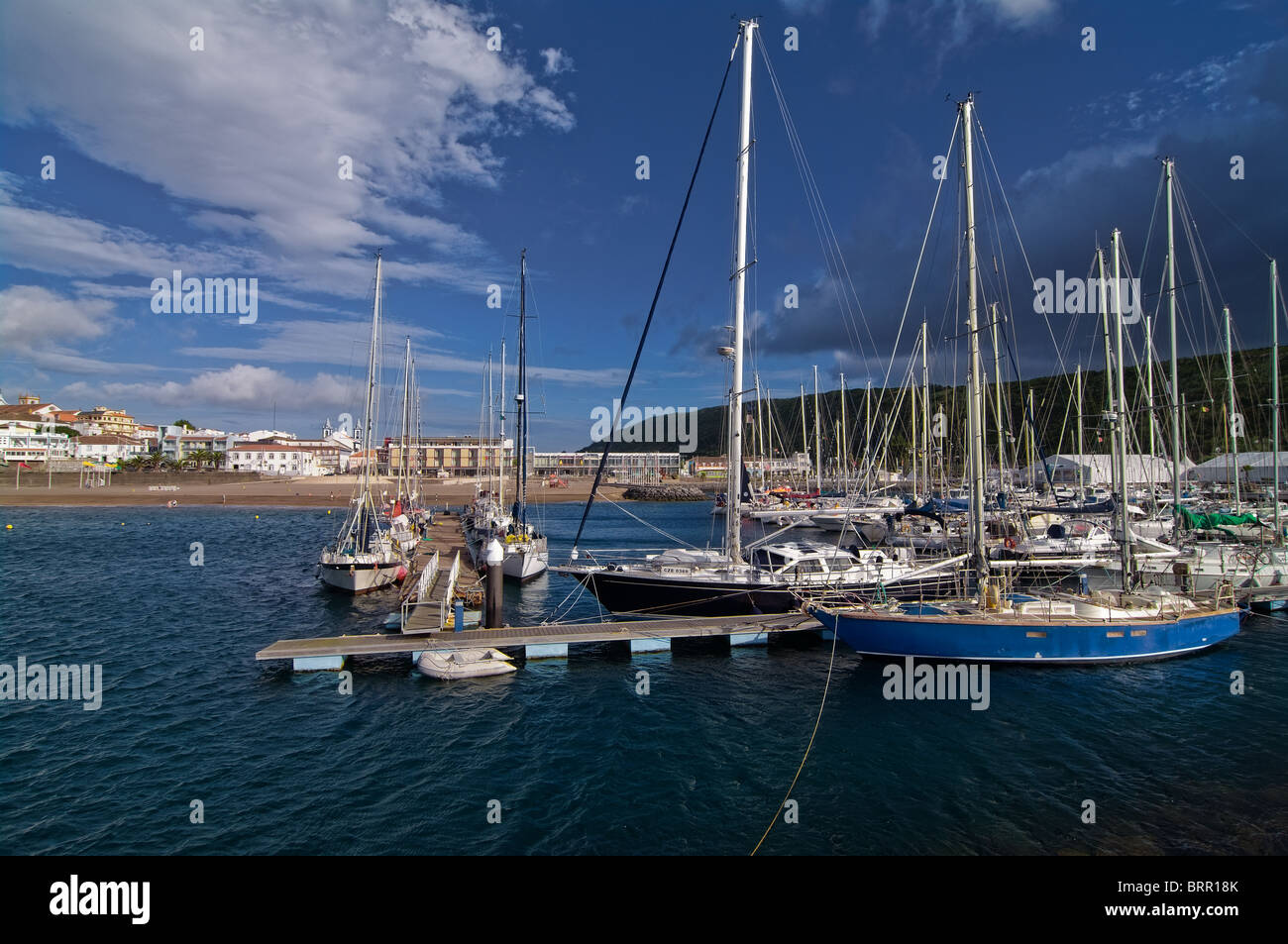 Marina nella città di Praia da Vitória, Azzorre, con barche a vela e yacht ormeggiati in una giornata di sole con spettacolari nuvole e cielo blu. Foto Stock