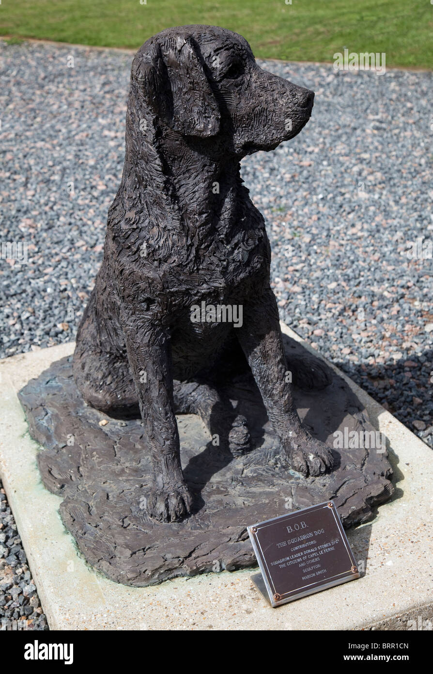 Statua di Bob lo squadrone cane la Battaglia di Bretagna Memorial firmare all'entrata Capel-le-Ferne Dover England Regno Unito Foto Stock
