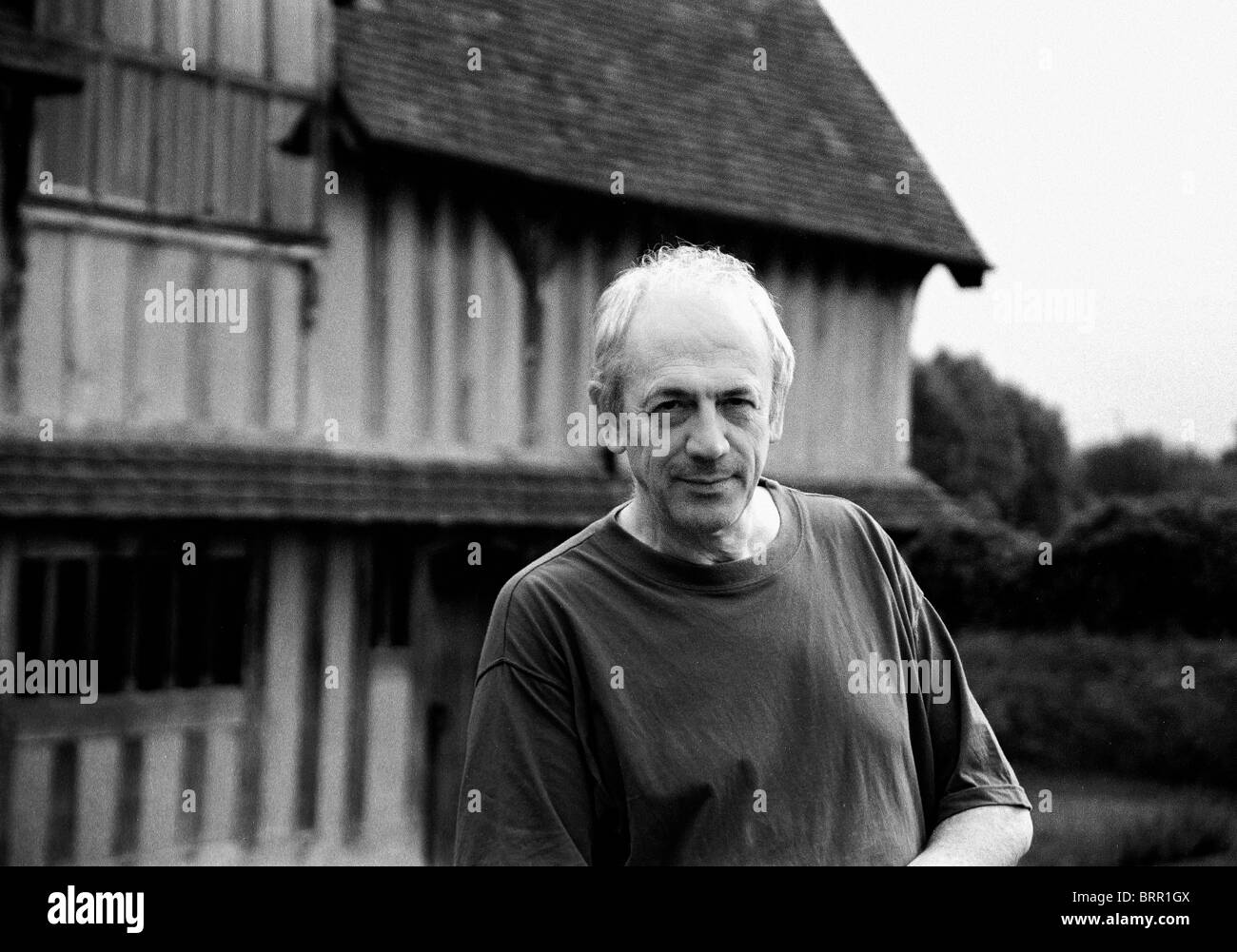 British premiato autore Alan Garner sorge al di fuori di casa sua nel Cheshire, Inghilterra. Foto Stock