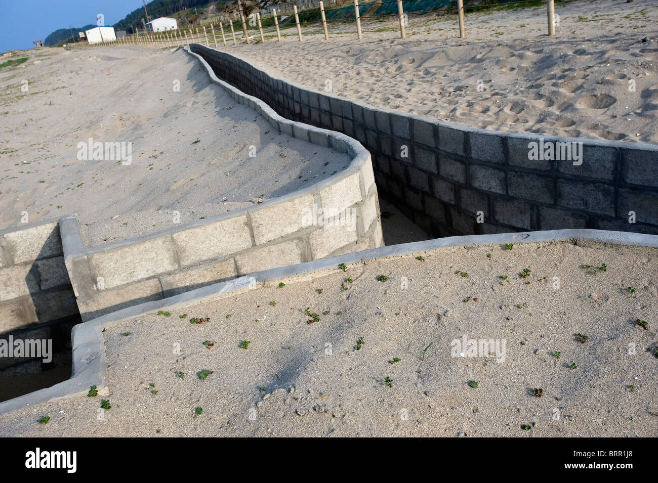 Mostra fotografica di trincee in spiaggia utilizzato dai militari coreani a Lookout per il nord coreano invasori Foto Stock