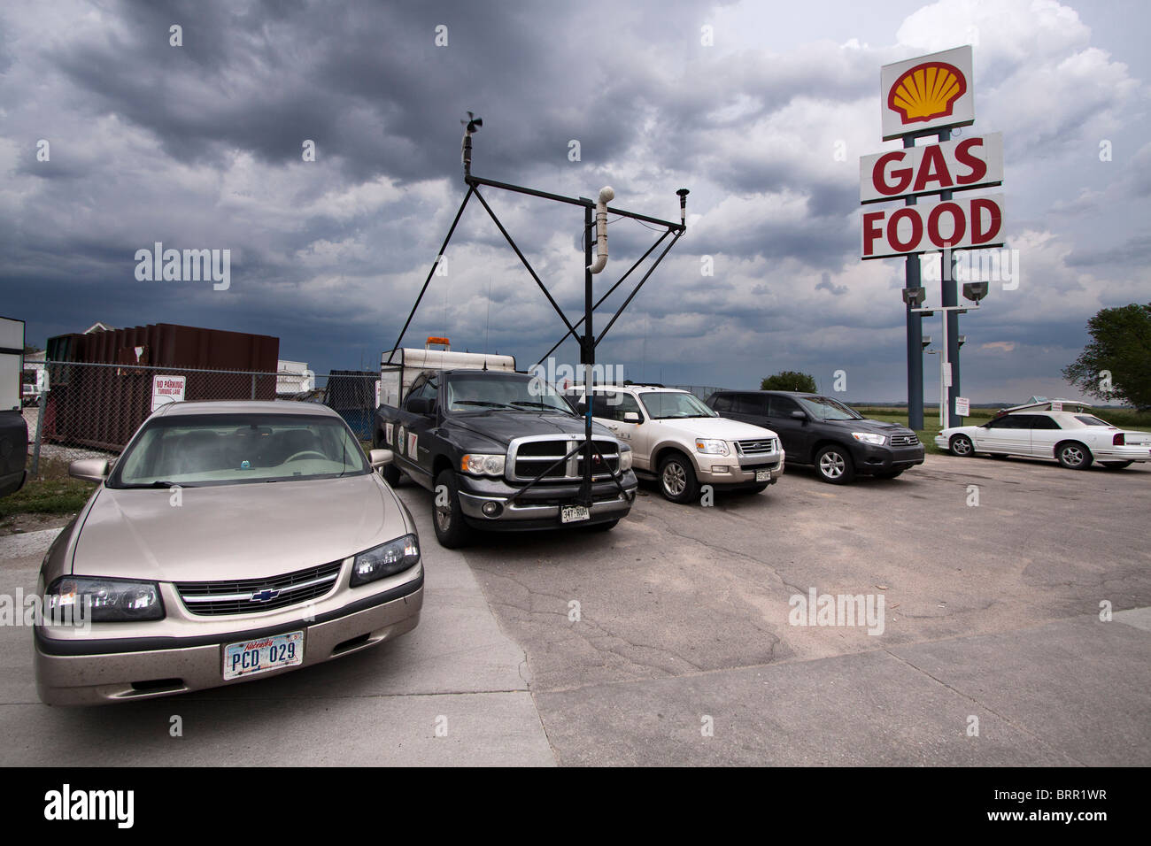 Storm Chasers partecipante al progetto Vortex linea 2 fino ad una stazione di gas nelle zone rurali del Nebraska, USA, Giugno 1,2010. Foto Stock