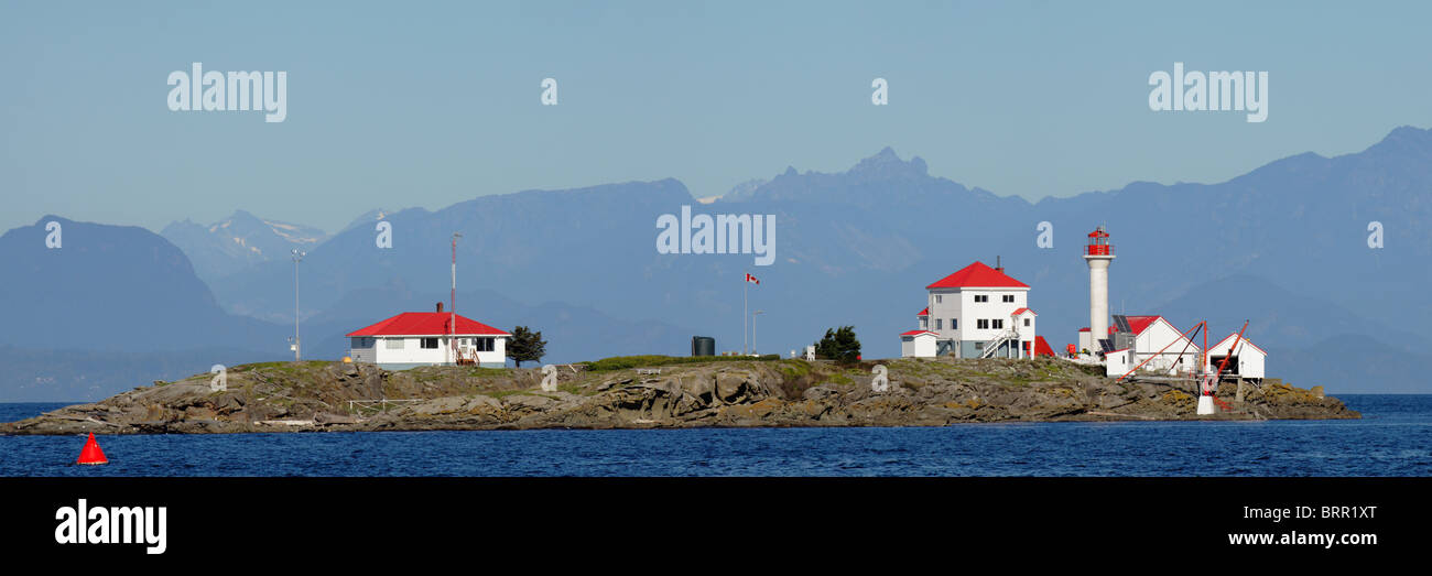 Ingresso Island Lighthouse e montagne litoranee-Gabriola Island, British Columbia, Canada. Foto Stock