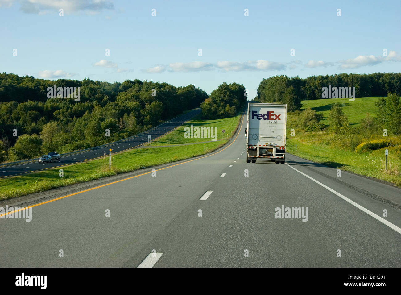 Fed Ex marcia carrello giù autostrada rurale, Vermont, New England, STATI UNITI D'AMERICA Foto Stock