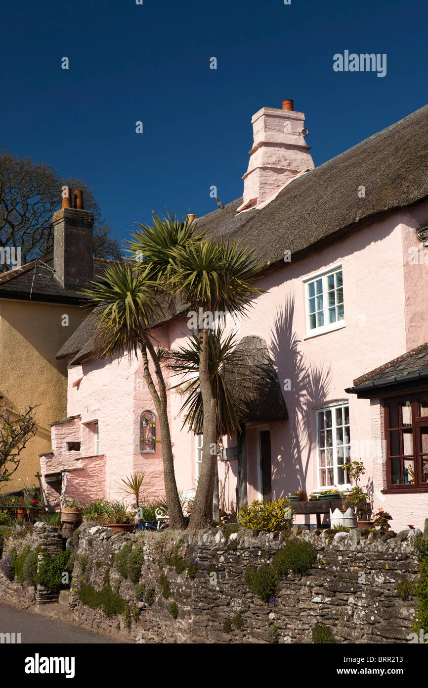 Regno Unito, Inghilterra, Devon, Strete e idilliaco dipinte in colori pastello cottage con il tetto di paglia che si affaccia sul mare Foto Stock