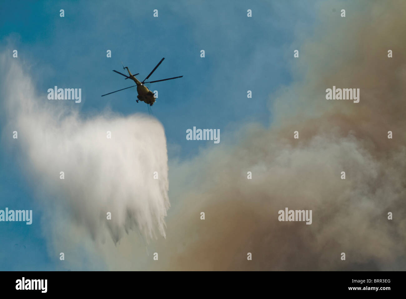 Elicotteri scontri a fuoco di montagna utilizzando acqua-bombe. Foto Stock