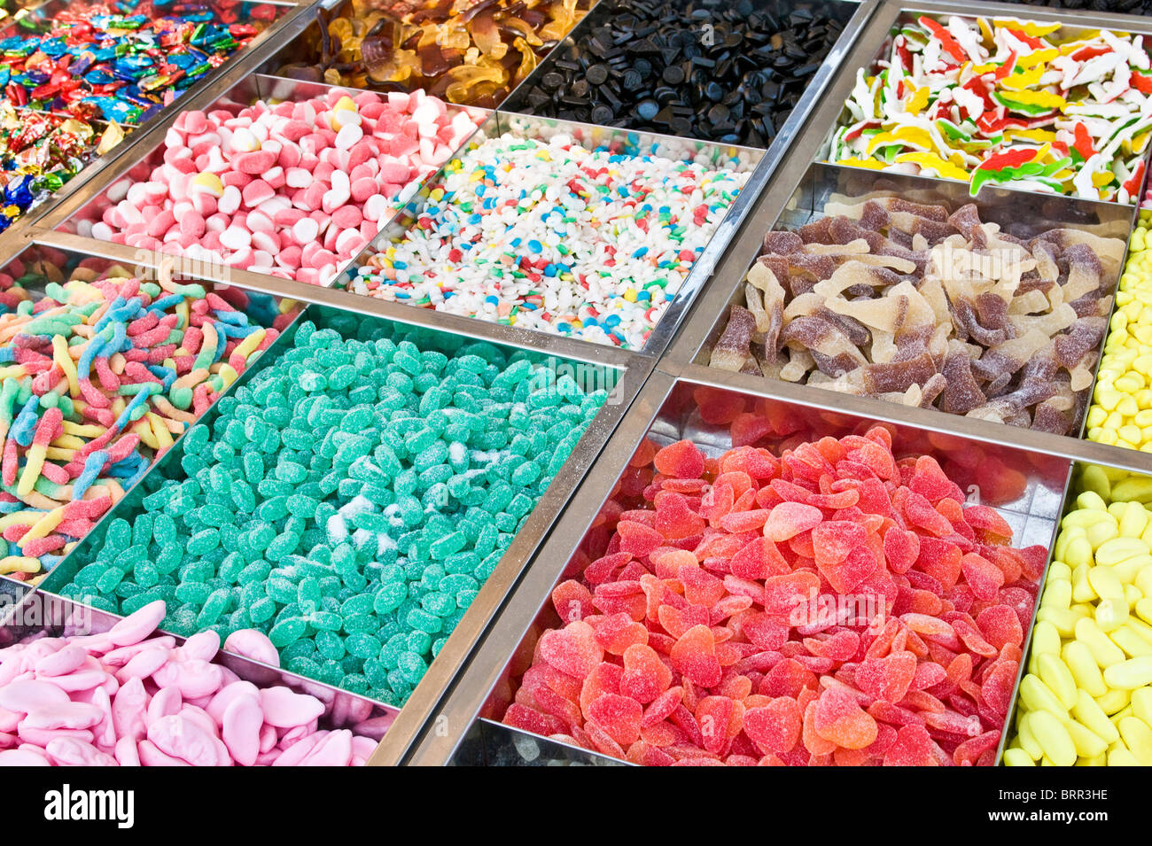 Vassoi assortiti di dolciumi colorati per la vendita Foto Stock