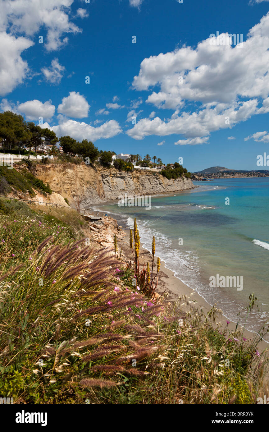 Calpe. La Calalga, Cala del Mallorquí.. Attraente baia a nord di Calpe La Rocca di Ifach, sullo sfondo la Punta de Moraira Foto Stock