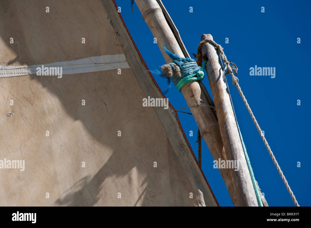 Vista ravvicinata del montante e tela vela di un dhow tradizionale o in barca da pesca Foto Stock