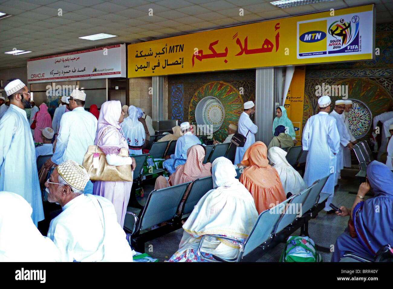 I passeggeri in attesa nella sala partenze di Sana'a aeroporto Foto Stock