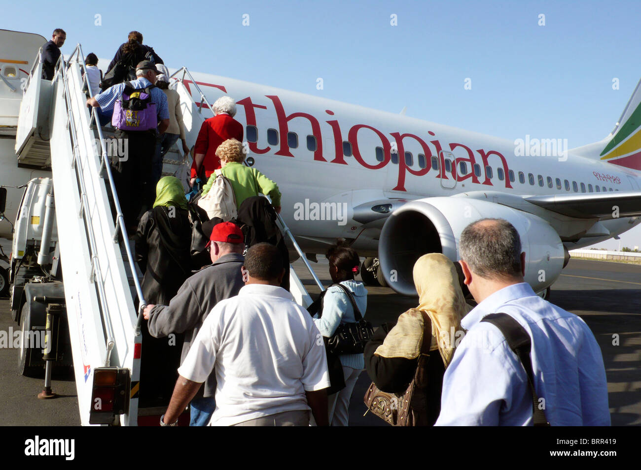 I passeggeri di imbarcarsi su Ethiopian Airlines per Addis Abeba Foto Stock