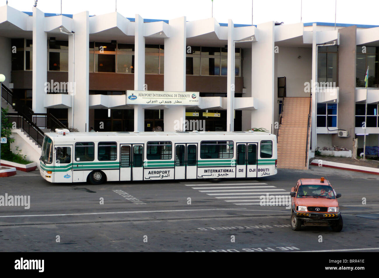 Autobus Parcheggiato fuori dall aeroporto di Gibuti Foto Stock