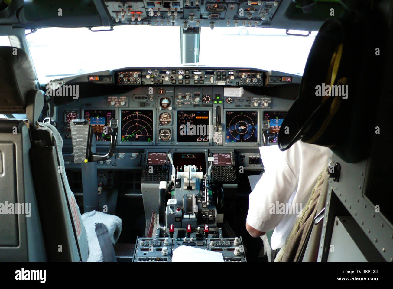 Interno della cabina di pilotaggio di un Boeing 737 Foto Stock