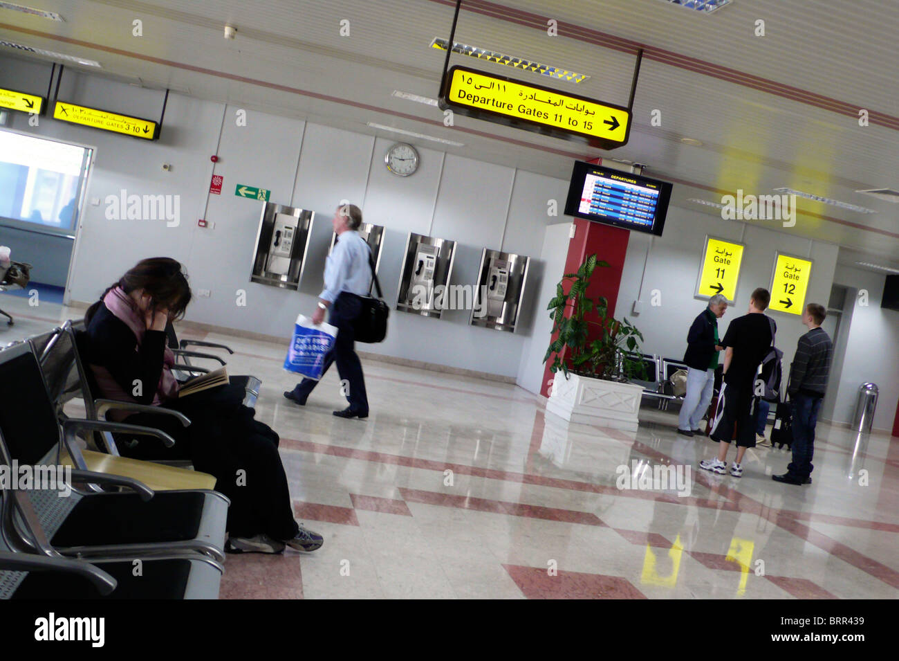 I passeggeri in attesa in aeroporto Foto Stock