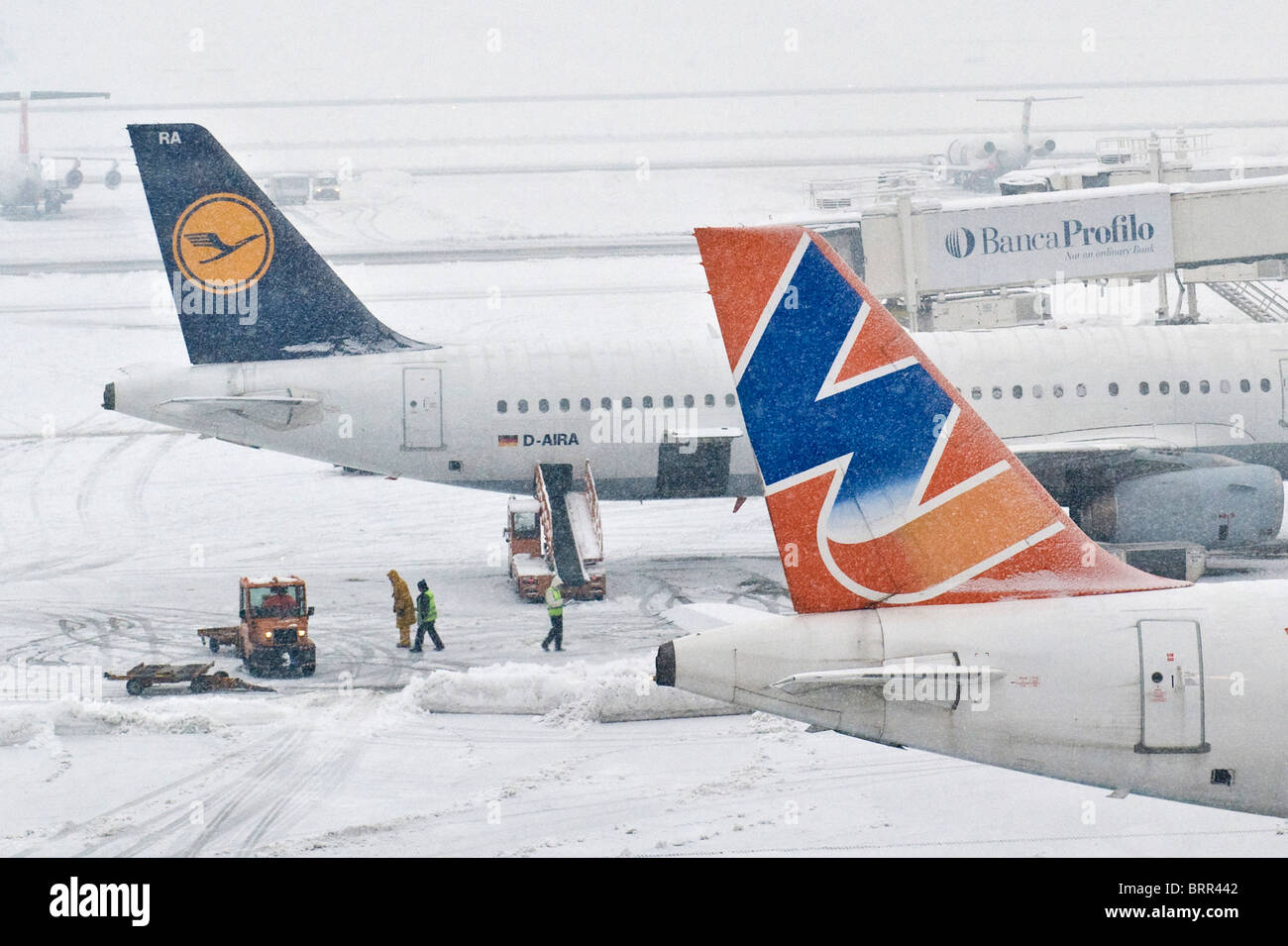 Aeroporto e aereo coperto di neve Foto Stock