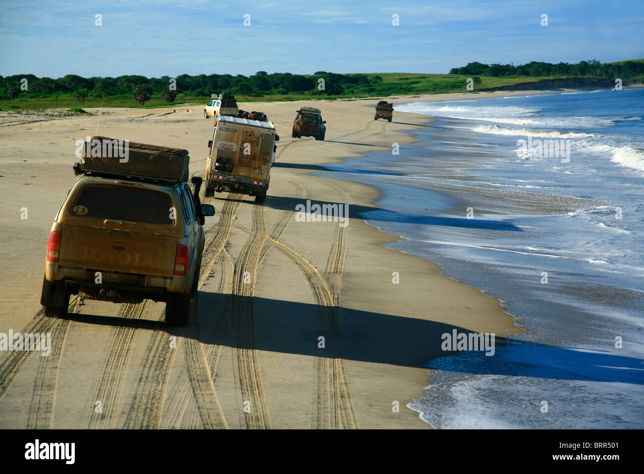 I veicoli 4x4 drive in convoglio lungo la spiaggia Foto Stock