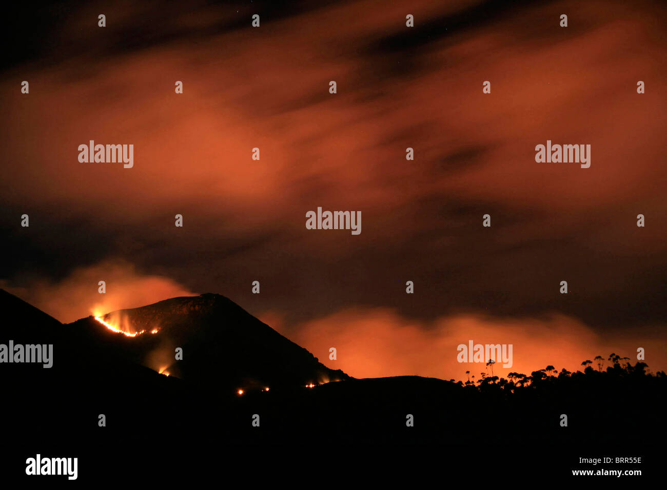 Il fuoco su una montagna di notte nei pressi di Grayton Foto Stock