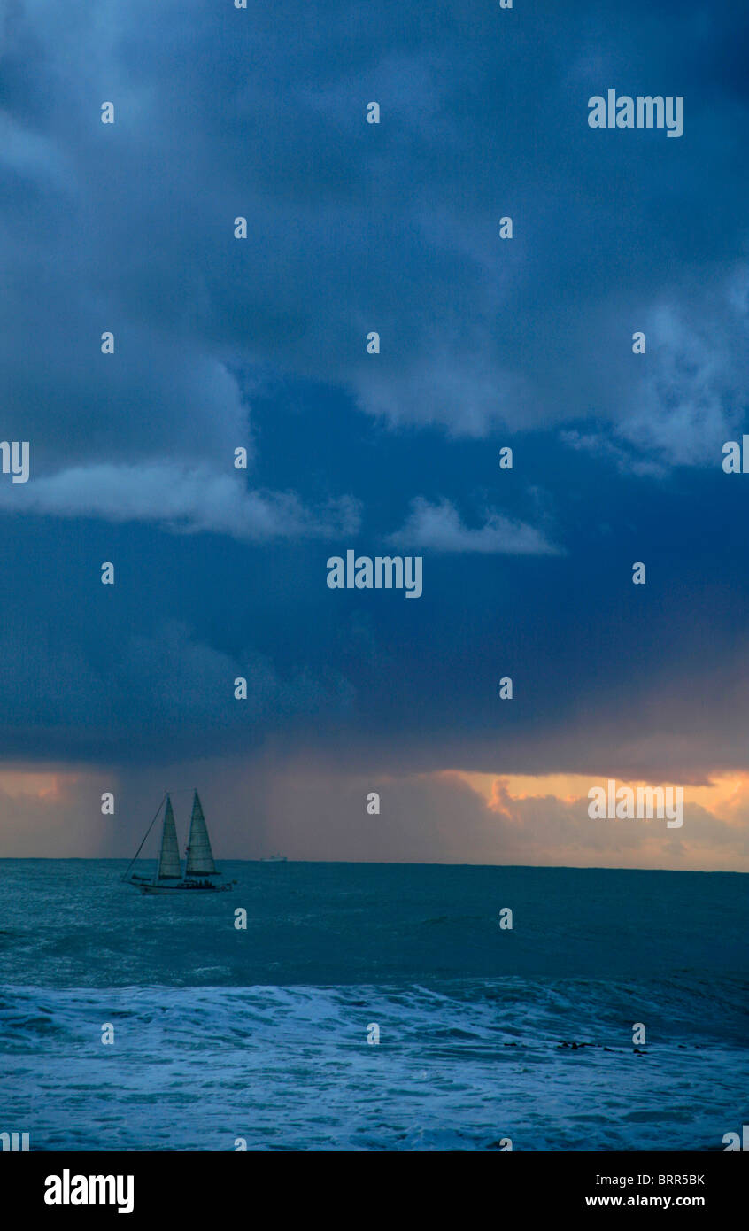 Piccola barca in mare in tempesta meteo Foto Stock