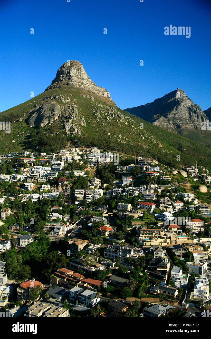 Veduta aerea zona residenziale di Sea Point con Lions Head in background Foto Stock