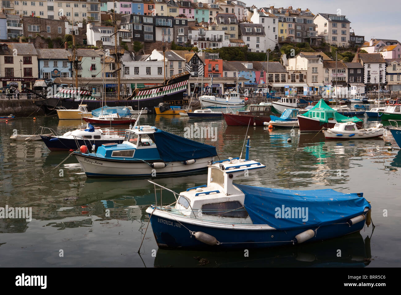 Regno Unito, Inghilterra, Devon, Brixham, barche nel porto Ormeggiato accanto al Golden Hind nave replica Foto Stock
