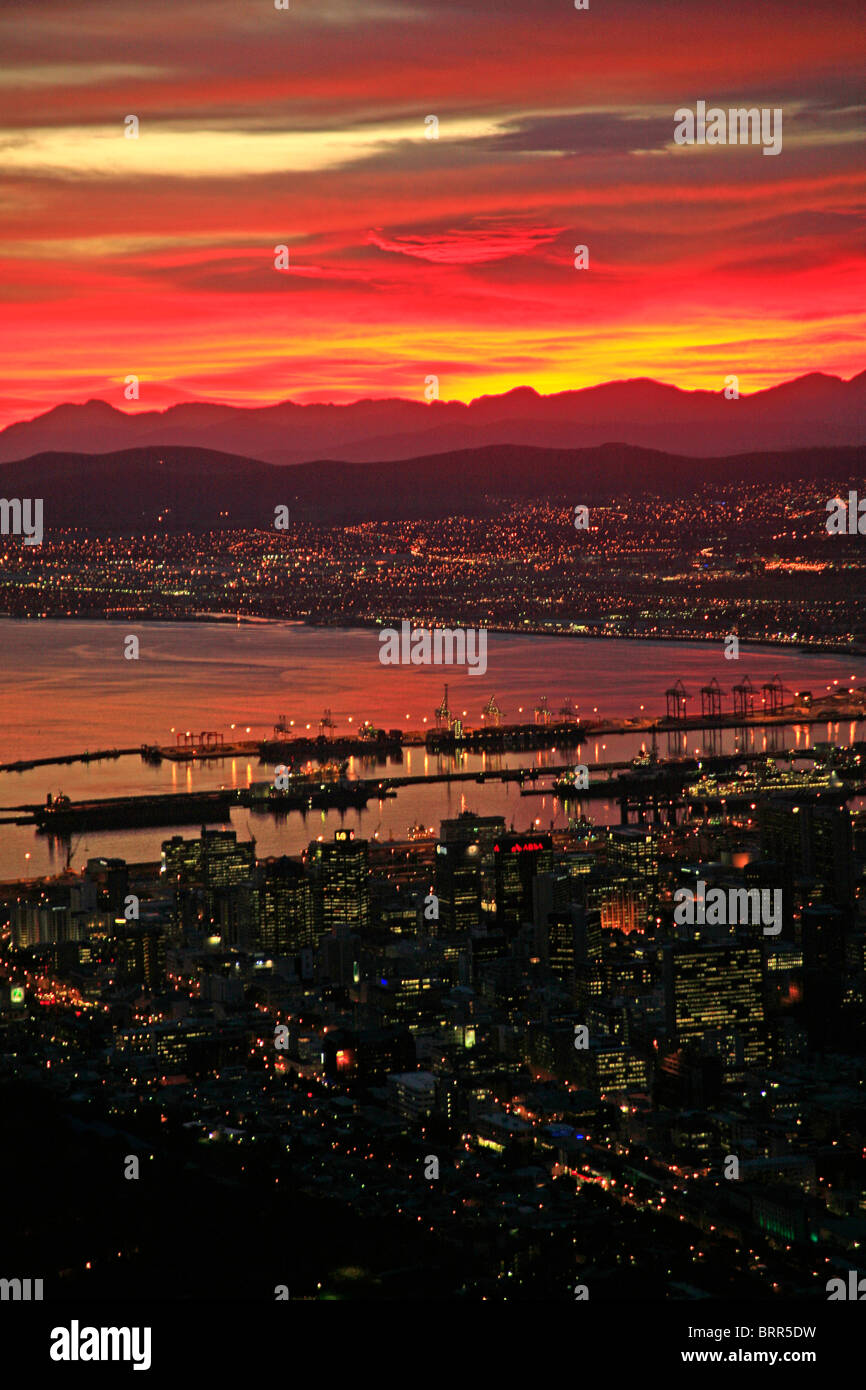 Sunrise sopra la città e il porto di Città del Capo Foto Stock