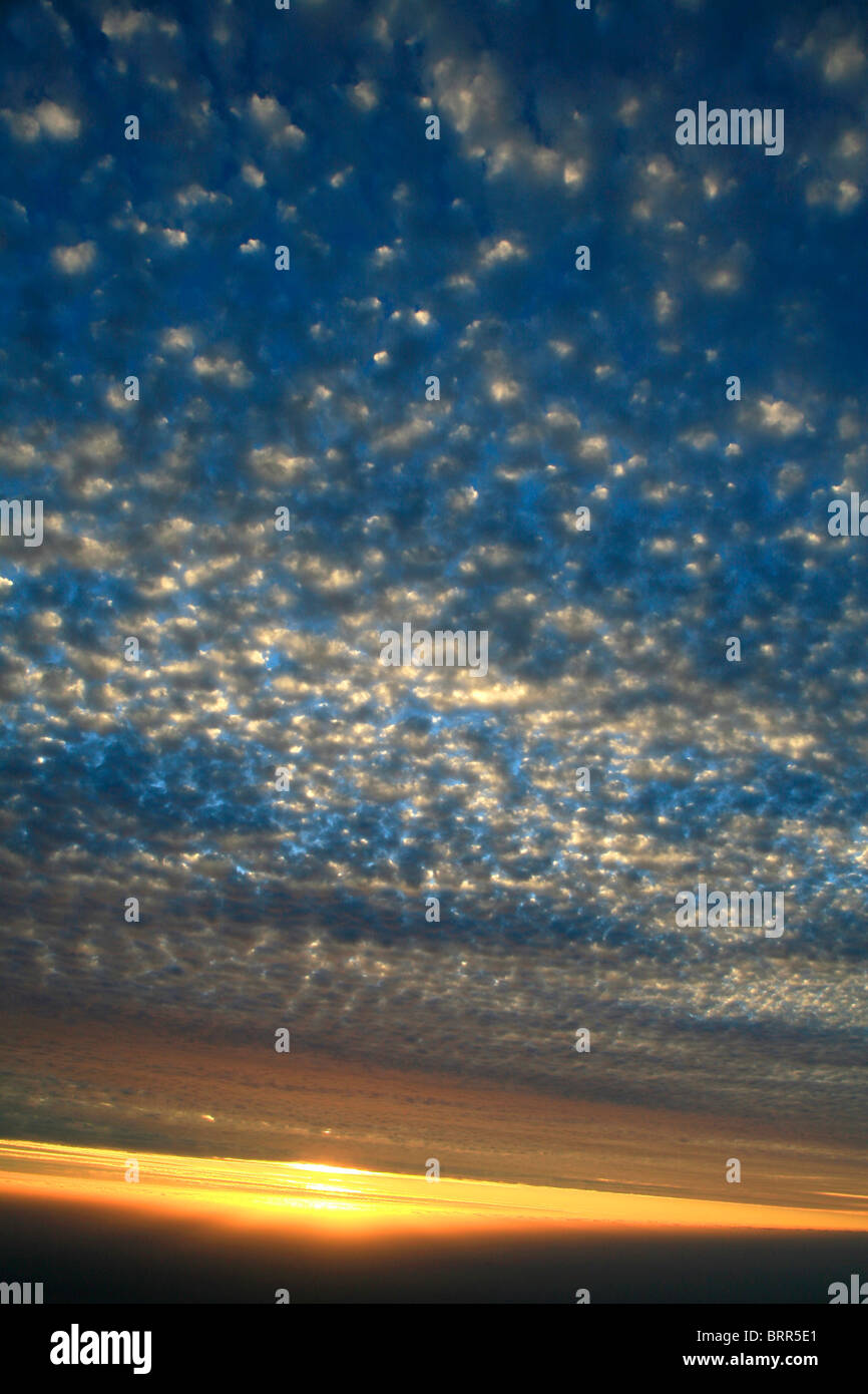 Interessante la formazione di nubi nel cielo al tramonto Foto Stock