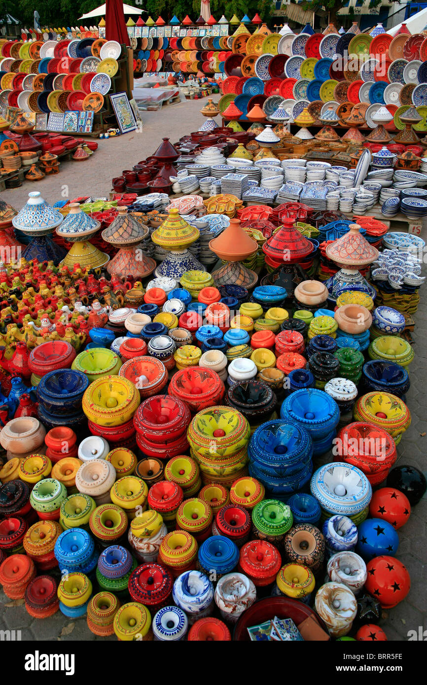 Grande display del multi-ceramiche colorate per la vendita in un mercato all'aperto Foto Stock