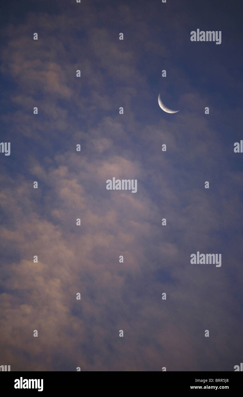 Luna crescente e nuvole Foto Stock