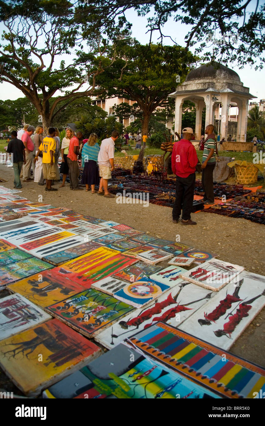 L'arte africana in vendita su un marciapiede Foto Stock