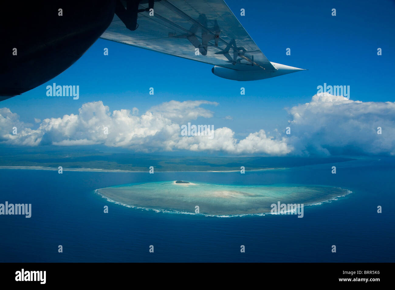 Vista aerea di Mnemba Island con parte di un ali di aerei in vista Foto Stock