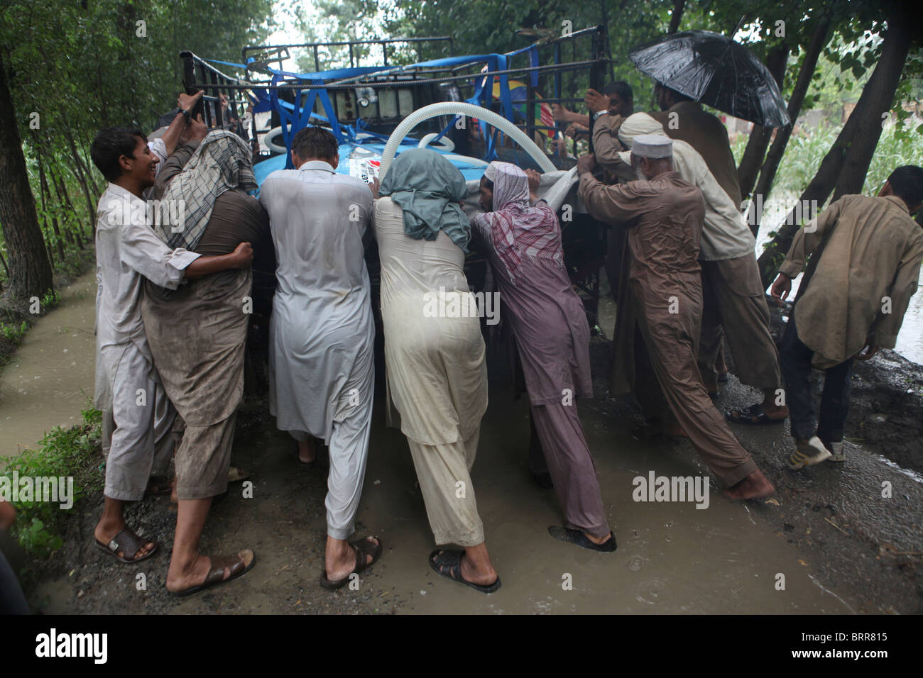 Distribuzione di acqua alle vittime delle inondazioni in Pakistan Foto Stock