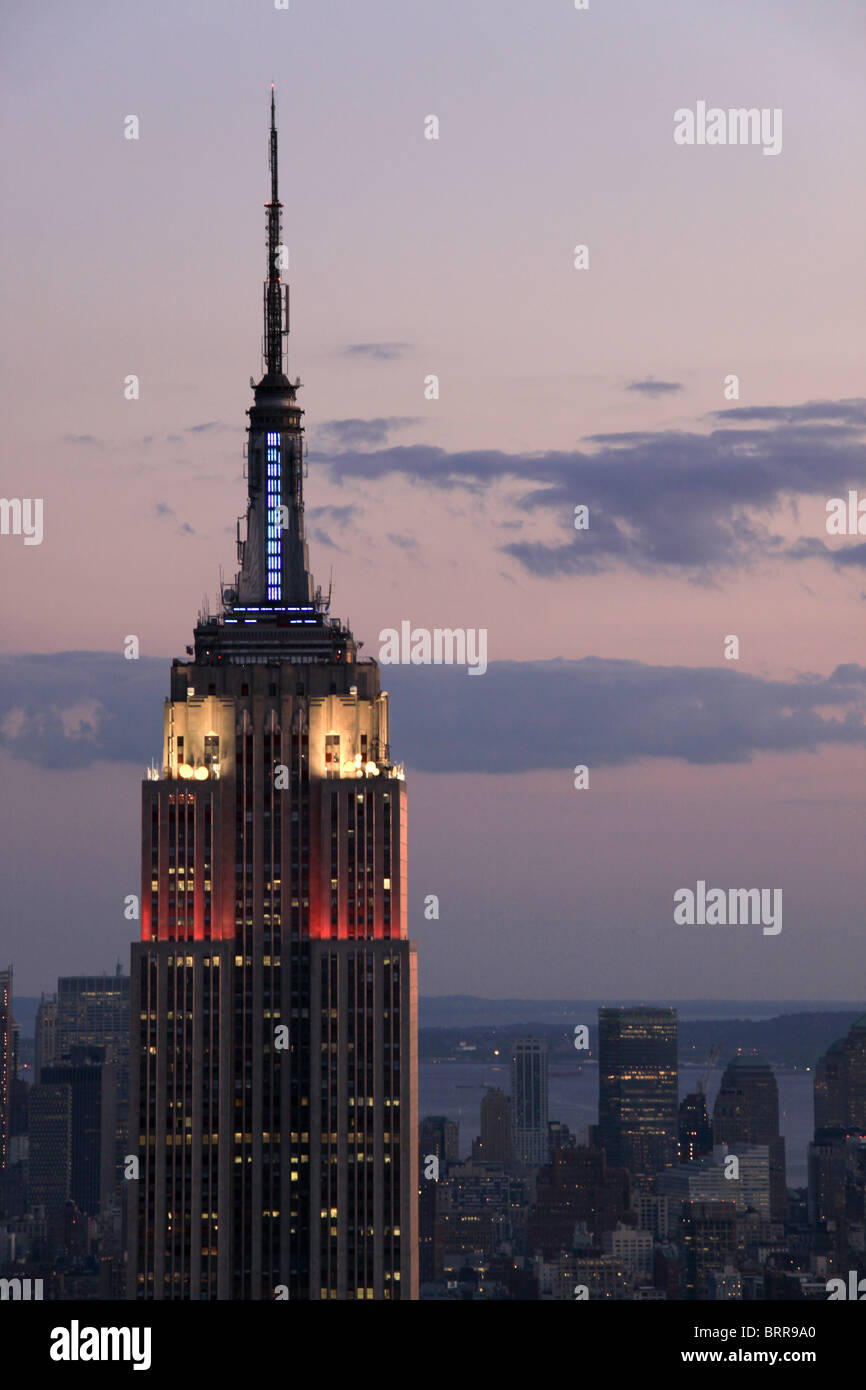 Vista dell'Empire State Building, dal Rockefeller Center, Manhattan, New York, Stati Uniti d'America Foto Stock Vista dell'Empire State Building, dal Rockefeller Center, Manhattan, New York, Stati Uniti d'America Foto Stock