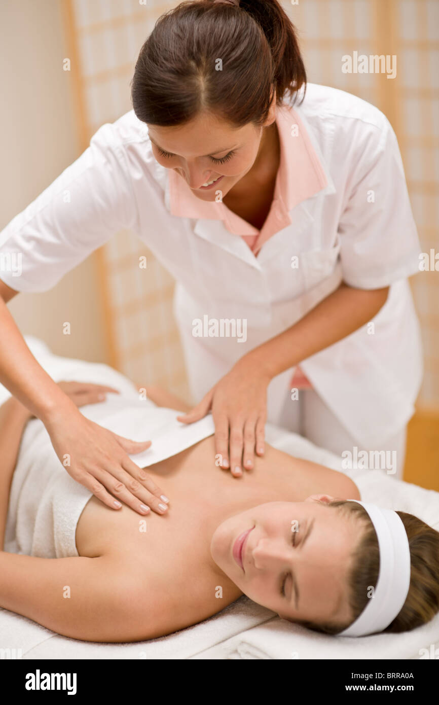 Dermocosmesi - donna massaggio di scissione al salone in day spa Foto Stock