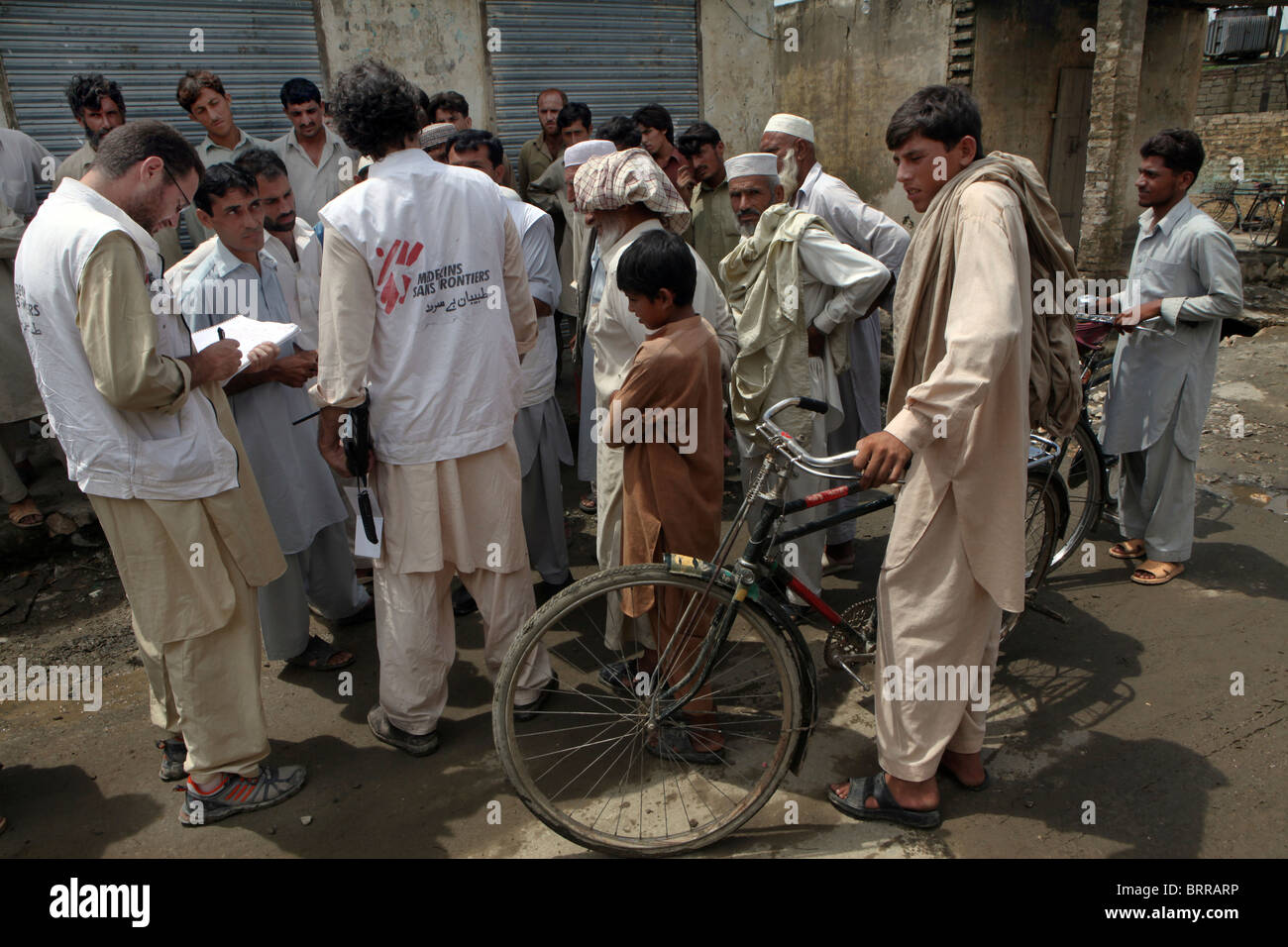 La distribuzione degli aiuti in Pakistan le vittime delle inondazioni Foto Stock