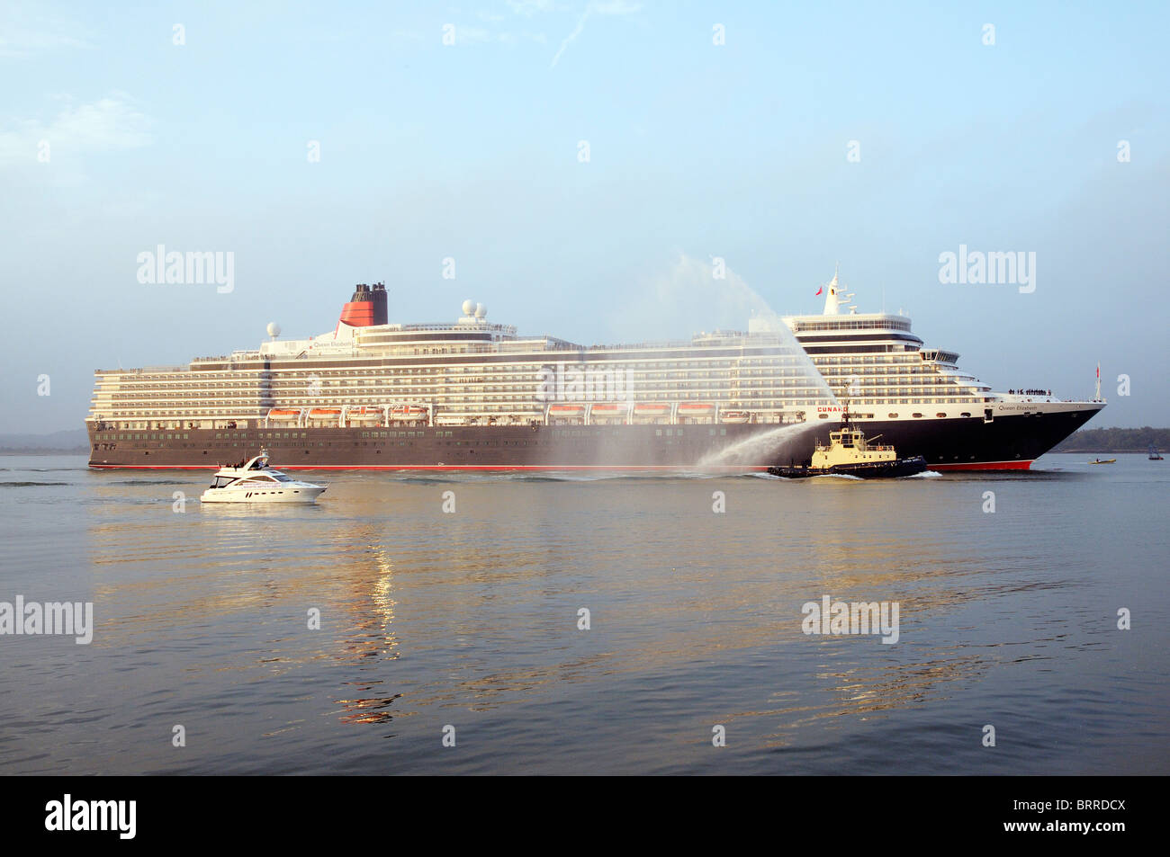 Cunard la nuova nave Queen Elizabeth arrivando per la sua prima visita a Southampton venerdì 8 ottobre Foto Stock